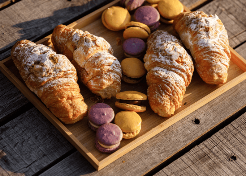 Cocinando masas delicadas como croissants y macarons en horno